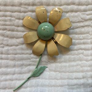 Vintage 60s enamel flower pin